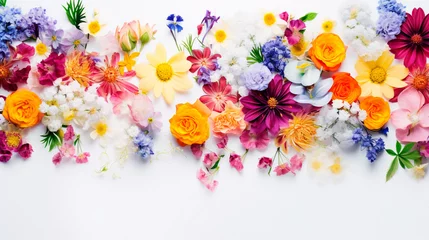 Foto op Plexiglas 白い背景に並べられた春の花々。結婚式、母の日、女性の日のグリーティングカードに。Flat lay style © Ukiuki-tsuguri