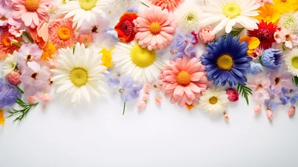 Foto op Plexiglas 白い背景に並べられた春の花々。結婚式、母の日、女性の日のグリーティングカードに。Flat lay style © Ukiuki-tsuguri