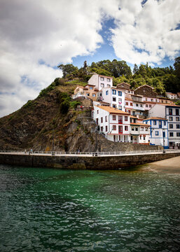 Vista del pueblo de Cudillero dese el puerto con sus t&iacute;picas casas escalonadas