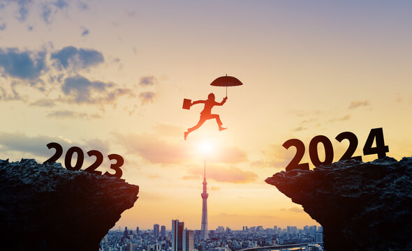 2024年へジャンプする男性　ビジネス向け2024年新年イメージ　令和六年年賀状素材