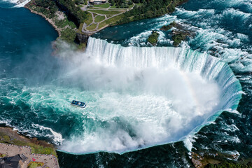 Obraz premium Aerial panorama of huge water flows down the waterfall, Horseshoe Water Fall in Niagara.