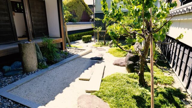よく晴れた日の日本の伝統的な庭