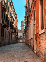 Fototapeta na wymiar narrow street, Venice