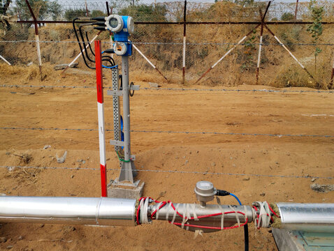 Coriolis mass flow meter with transmitter