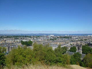 View of the city of Edinburgh - 646059344