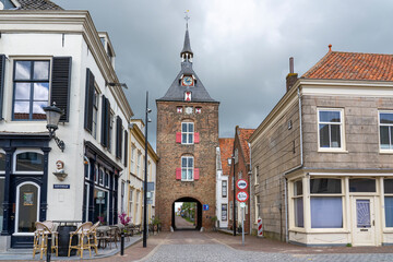 Obraz premium The Lekpoort, a city gate near the river De Lek in the beautiful town of Vianen