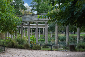 Fototapeta na wymiar Paris, the parc Monceau, public garden, in a luxury area, with the roundhouse 