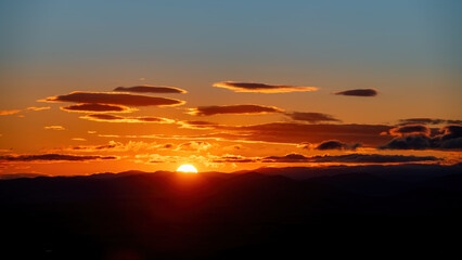 Obraz premium The sun makes a showing above the horizon at sunrise