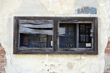 The wall of the old barracks where we see the fuses.