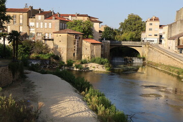 Fototapeta na wymiar Les rives de la rivière Midouze, ville de Mont de Marsan, département des Landes, France