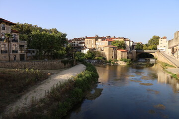 Fototapeta na wymiar Les rives de la rivière Midouze, ville de Mont de Marsan, département des Landes, France