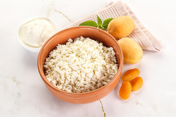 Cottage cheese with apricot and cream