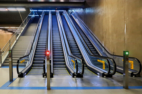 Escada rolante na esta&ccedil;ao do Metro Vila Prudente, Sao Paulo.