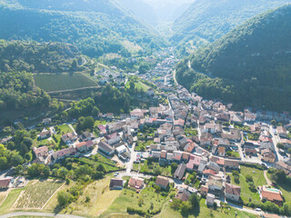 Fototapeta na wymiar Cerdon, commune française située dans le département de l'Ain en région Auvergne-Rhône-Alpes, est dans la région naturelle du Bugey dans le massif du Jura. C'est un village viticole et touristique