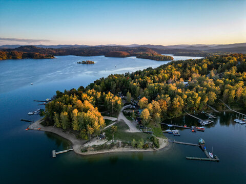 Zach&oacute;d słońca nad Jeziorem Solińskim w Bieszczadach widok na przystań w polańczyku jesienią z lotu ptaka