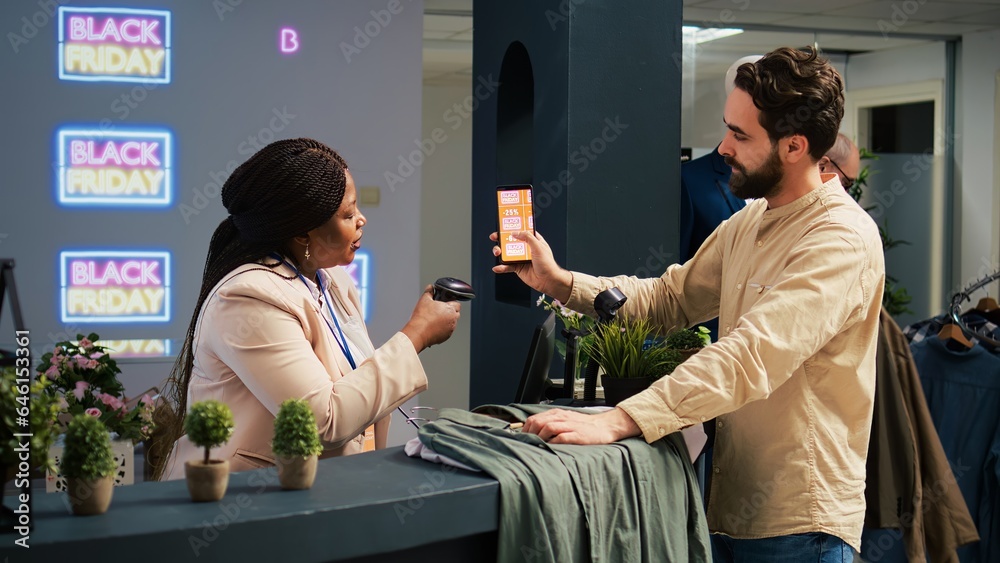 Poster Customer using loyalty program app while standing at checkout cashier counter in shopping center duruing black friday sales. Client buying products, paying with discount voucher.