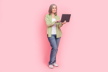 Full length photo of lovely confident retired lady wear stylish clothes chatting social media isolated on pink color background