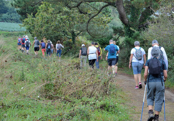 Groupe de randonneurs sur le GR34 à Plougrescant en Bretagne - France
