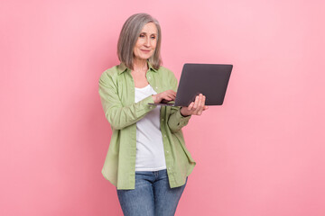 Photo pensioner woman smart casual outfit worker office manager seems intelligent specialist user netbook isolated on pink color background
