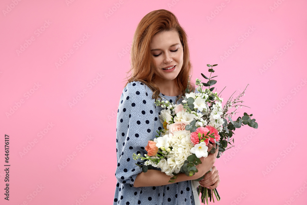 Poster Beautiful woman with bouquet of flowers on pink background