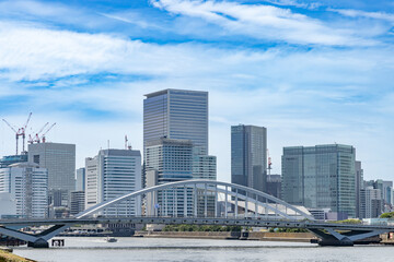 水辺に建つ都会のビル群
