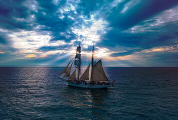 Fototapeta premium Sailing ship under cloudy skies