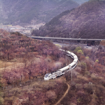 The Great Wall under the train located in the east of Beijing changping district 916 township roads juyongguan Great Wall