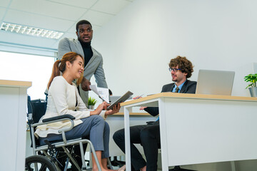 Obraz premium Multiracial business people having meeting and brainstorming discussed about work in conference room in the creative office.