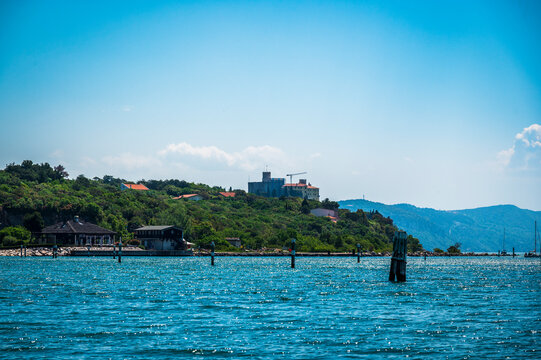 
Between sea and lagoon. Sailing trip between the Marano lagoon and the Gulf of Trieste.