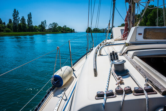 
Between sea and lagoon. Sailing trip between the Marano lagoon and the Gulf of Trieste.
