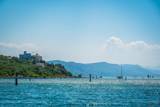 
Between sea and lagoon. Sailing trip between the Marano lagoon and the Gulf of Trieste.