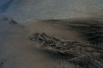 砂の浜辺、そこにはまるで見知らぬ世界が広がっている。広大な草木の未だ育たない岩石や岩や砂礫だけの原初の地球、時には不毛の大平原のようでもあり、母なる水を蓄えた優しく美しい地球の表面のようでもある。またある時には、地球の奥底を覗いているような恐れ、おののき、うめき声すらも聞こえてくる。混沌とした世の中、地球温暖化という重大な危機を迎え、この母なる地球が、今、悲鳴を上げている。私たちは何をなすべきか。