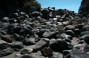 砂の浜辺、そこにはまるで見知らぬ世界が広がっている。広大な草木の未だ育たない岩石や岩や砂礫だけの原初の地球、時には不毛の大平原のようでもあり、母なる水を蓄えた優しく美しい地球の表面のようでもある。またある時には、地球の奥底を覗いているような恐れ、おののき、うめき声すらも聞こえてくる。混沌とした世の中、地球温暖化という重大な危機を迎え、この母なる地球が、今、悲鳴を上げている。私たちは何をなすべきか。