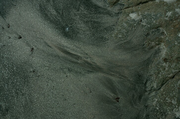 砂の浜辺、そこにはまるで見知らぬ世界が広がっている。広大な草木の未だ育たない岩石や岩や砂礫だけの原初の地球、時には不毛の大平原のようでもあり、母なる水を蓄えた優しく美しい地球の表面のようでもある。またある時には、地球の奥底を覗いているような恐れ、おののき、うめき声すらも聞こえてくる。混沌とした世の中、地球温暖化という重大な危機を迎え、この母なる地球が、今、悲鳴を上げている。私たちは何をなすべきか。