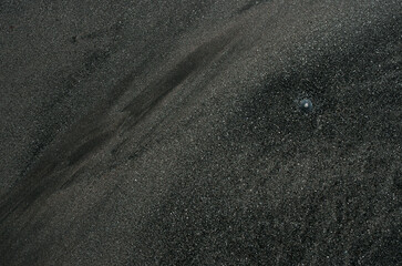 Obraz premium 砂の浜辺、そこにはまるで見知らぬ世界が広がっている。広大な草木の未だ育たない岩石や岩や砂礫だけの原初の地球、時には不毛の大平原のようでもあり、母なる水を蓄えた優しく美しい地球の表面のようでもある。またある時には、地球の奥底を覗いているような恐れ、おののき、うめき声すらも聞こえてくる。混沌とした世の中、地球温暖化という重大な危機を迎え、この母なる地球が、今、悲鳴を上げている。私たちは何をなすべきか。