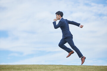 スーツで走る男性　man running in suit