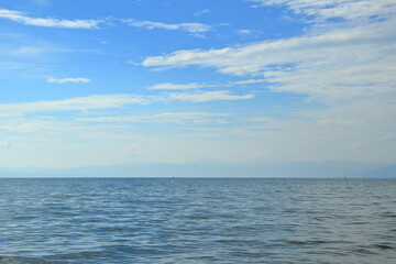 穏やかな琵琶湖と青空