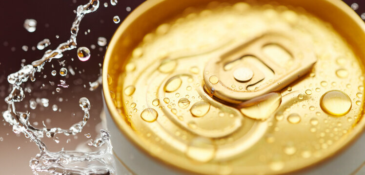 Beer can with water droplets, water splashing