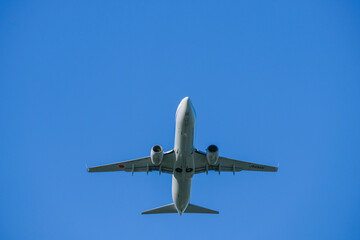 離陸する飛行機と青空