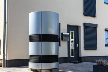 Luft- und Wasserwärmepumpe an einem neuen Wohnhaus - obrazy, fototapety, plakaty