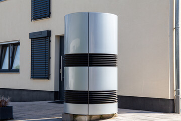 Luft- und Wasserwärmepumpe an einem neuen Wohnhaus - obrazy, fototapety, plakaty