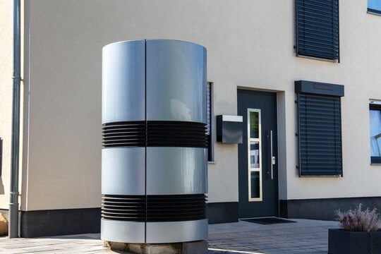 Luft- und Wasserw&auml;rmepumpe an einem neuen Wohnhaus