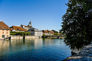 Fototapeta premium Solothurn, St. Ursen-Kathedrale, Aare, Kreuzackerbrücke, Altstadt, Kathedrale, Barock, Stadt, Fluss, Landhausquai, Uferweg, Sommer, Schweiz