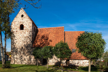 Fototapeta na wymiar Blick auf die malerische Wehrkirche in Mahlsdorf in Sachsen-Anhalt.