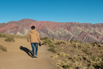 Fototapeta premium People in the Serrania de Hornocal, the hill of the fourteen colors in the Quebrada de Humahuaca , Jujuy, Argentina in 2023.