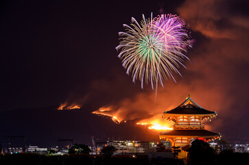 若草山焼きと花火（合成）