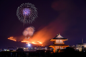 若草山焼きと花火（合成）