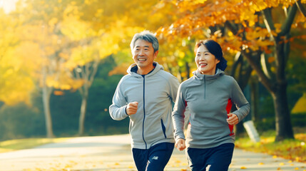 シニアのフィットネス、一緒に笑顔でジョギングをする日本人の夫婦 - obrazy, fototapety, plakaty