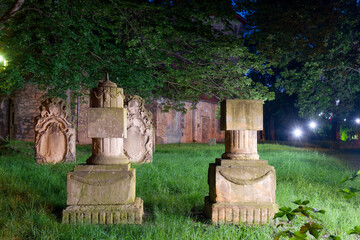 Alte Grabsteine stehen vor einer Kirche in Hoym im Landkreis Harz in Sachsen-Anhalt.