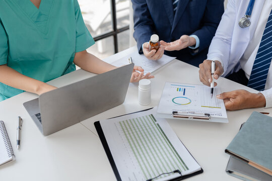 Joint meeting between doctors and administrators, meeting summarizing the prescription of medicines and importing medicines for use in hospitals, meeting to discuss together. Doctor meeting concept.